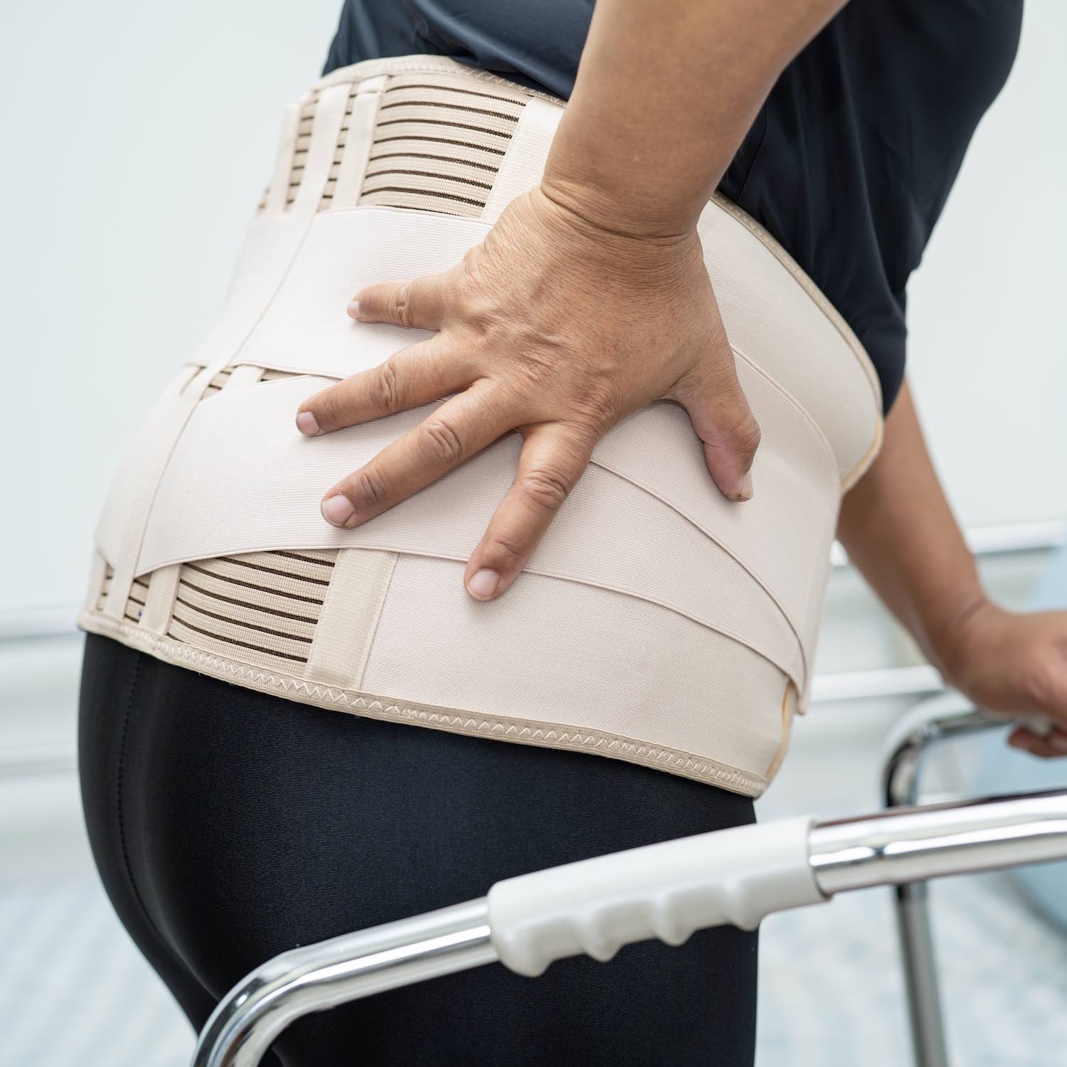 Asian,Lady,Patient,Wearing,Back,Pain,Support,Belt,For,Orthopedic orthopedie-pharmacie-valserine-valserhone